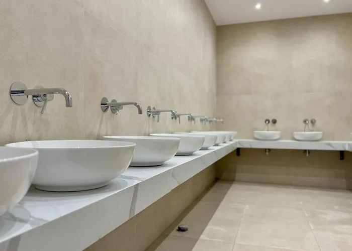 Mega אכסניה סרנדה